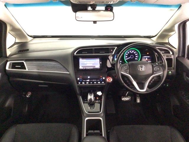 シャトル ハイブリッドＺホンダセンシング　ＬＥＤ・フルセグ・メモリナビ・バックカメラ・純正ＡＷ・シートヒーター・ＥＴＣ　衝突軽減　カーテンエアバック　ＬＥＤライト　前席シートヒーター　イモビ　Ｂカメラ　クルコン　ＵＳＢ接続　ＤＶＤ　ナビＴＶ（16枚目）