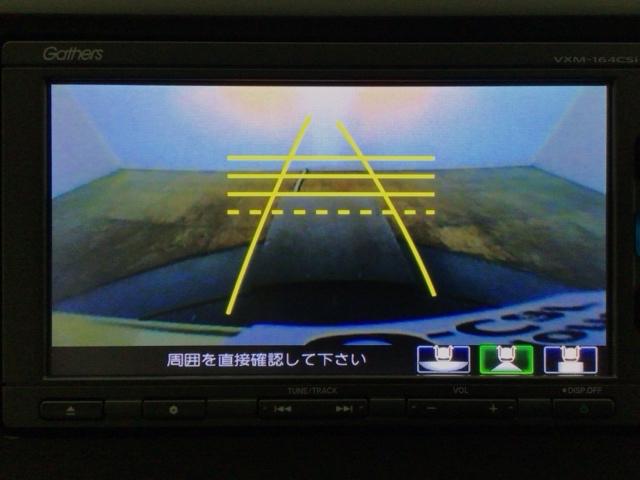 【バックカメラ】運転が苦手な方も車庫入れラクラクです！ギアをリバースに入れれば自動的に切り換わりますので、面倒な操作は不要です♪狭い駐車場もお車を傷つけず安心ですね！