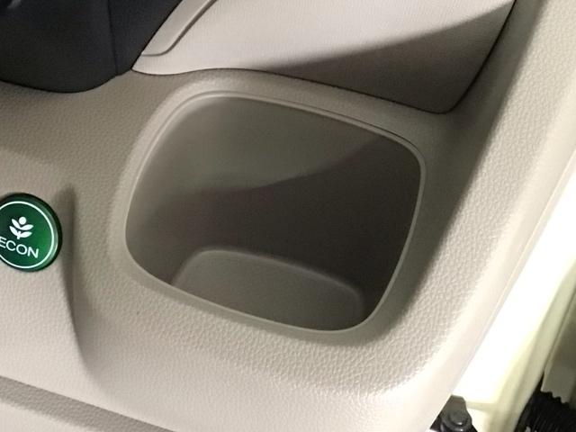 【ドリンクホルダー】ハンドルの右側にはドリンクホルダーが付いています。ちょうど手の届く所にありますので、とっても便利です♪