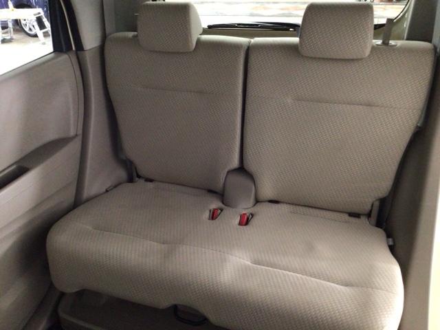 【後席】後席のお足元もとっても広いですよ！更に後席もスライドが可能ですので、おかけになられる方の体格やお荷物量に合わせてスペースを調整できます♪後席シートも乗り心地ＯＫ！ゆったり乗れます♪