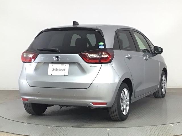 フィット ｅ：ＨＥＶホーム　ＬＥＤヘッドライト・ホンダＣＯＮＮＥＣＴ・衝突軽減ブレーキ・オーディオレス　前後誤発進抑制機能　クリソナ　助手席エアバッグ　運転席エアバッグ　ＬＥＤライト　ＡＢＳ　サイドエアバッグ　スマートキー（2枚目）