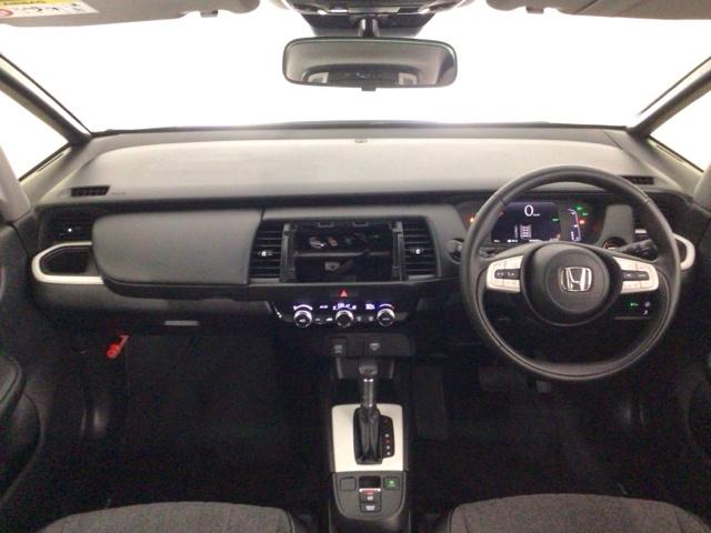 フィット ｅ：ＨＥＶホーム　ＬＥＤヘッドライト・ホンダＣＯＮＮＥＣＴ・衝突軽減ブレーキ・オーディオレス　前後誤発進抑制機能　クリソナ　助手席エアバッグ　運転席エアバッグ　ＬＥＤライト　ＡＢＳ　サイドエアバッグ　スマートキー（4枚目）