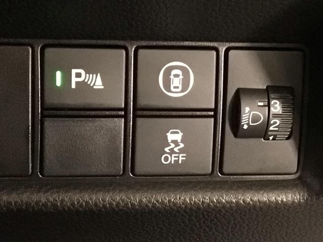 フィット ｅ：ＨＥＶホーム　ＬＥＤヘッドライト・ホンダＣＯＮＮＥＣＴ・衝突軽減ブレーキ・オーディオレス　前後誤発進抑制機能　クリソナ　助手席エアバッグ　運転席エアバッグ　ＬＥＤライト　ＡＢＳ　サイドエアバッグ　スマートキー（7枚目）
