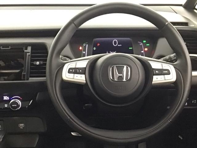 フィット ｅ：ＨＥＶホーム　ＬＥＤヘッドライト・ホンダＣＯＮＮＥＣＴ・衝突軽減ブレーキ・オーディオレス　前後誤発進抑制機能　クリソナ　助手席エアバッグ　運転席エアバッグ　ＬＥＤライト　ＡＢＳ　サイドエアバッグ　スマートキー（9枚目）