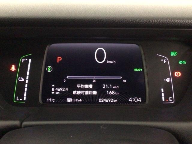 フィット ｅ：ＨＥＶホーム　ＬＥＤヘッドライト・ホンダＣＯＮＮＥＣＴ・衝突軽減ブレーキ・オーディオレス　前後誤発進抑制機能　クリソナ　助手席エアバッグ　運転席エアバッグ　ＬＥＤライト　ＡＢＳ　サイドエアバッグ　スマートキー（10枚目）