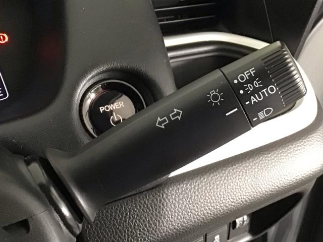 フィット ｅ：ＨＥＶホーム　ＬＥＤヘッドライト・ホンダＣＯＮＮＥＣＴ・衝突軽減ブレーキ・オーディオレス　前後誤発進抑制機能　クリソナ　助手席エアバッグ　運転席エアバッグ　ＬＥＤライト　ＡＢＳ　サイドエアバッグ　スマートキー（15枚目）