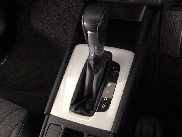 フィット ｅ：ＨＥＶホーム　ＬＥＤヘッドライト・ホンダＣＯＮＮＥＣＴ・衝突軽減ブレーキ・オーディオレス　前後誤発進抑制機能　クリソナ　助手席エアバッグ　運転席エアバッグ　ＬＥＤライト　ＡＢＳ　サイドエアバッグ　スマートキー（17枚目）