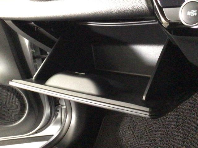 フィット ｅ：ＨＥＶホーム　ＬＥＤヘッドライト・ホンダＣＯＮＮＥＣＴ・衝突軽減ブレーキ・オーディオレス　前後誤発進抑制機能　クリソナ　助手席エアバッグ　運転席エアバッグ　ＬＥＤライト　ＡＢＳ　サイドエアバッグ　スマートキー（21枚目）