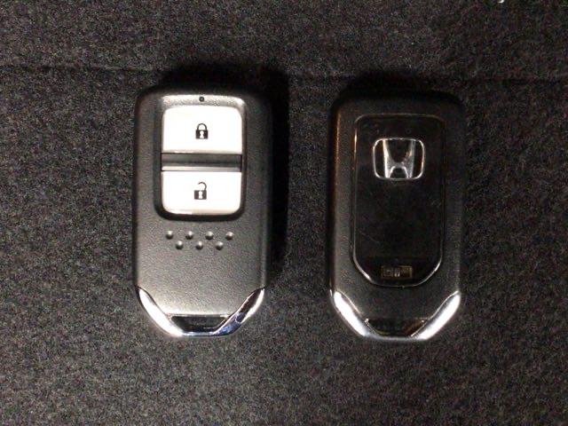 フィット ｅ：ＨＥＶホーム　ＬＥＤヘッドライト・ホンダＣＯＮＮＥＣＴ・衝突軽減ブレーキ・オーディオレス　前後誤発進抑制機能　クリソナ　助手席エアバッグ　運転席エアバッグ　ＬＥＤライト　ＡＢＳ　サイドエアバッグ　スマートキー（27枚目）