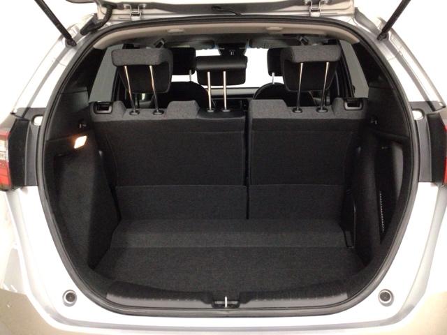 フィット ｅ：ＨＥＶホーム　ＬＥＤヘッドライト・ホンダＣＯＮＮＥＣＴ・衝突軽減ブレーキ・オーディオレス　前後誤発進抑制機能　クリソナ　助手席エアバッグ　運転席エアバッグ　ＬＥＤライト　ＡＢＳ　サイドエアバッグ　スマートキー（36枚目）