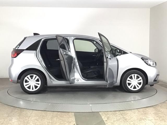 フィット ｅ：ＨＥＶホーム　ＬＥＤヘッドライト・ホンダＣＯＮＮＥＣＴ・衝突軽減ブレーキ・オーディオレス　前後誤発進抑制機能　クリソナ　助手席エアバッグ　運転席エアバッグ　ＬＥＤライト　ＡＢＳ　サイドエアバッグ　スマートキー（44枚目）