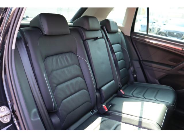 （リアシート）他社からのお乗換え時、最初は少し姿勢の違いを感じると思います。長時間のドライブでも疲れにくいシート素材やシートポジションへの拘りを体感下さい。