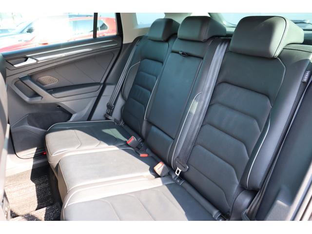 （リアシート）他社からのお乗換え時、最初は少し姿勢の違いを感じると思います。長時間のドライブでも疲れにくいシート素材やシートポジションへの拘りを体感下さい。