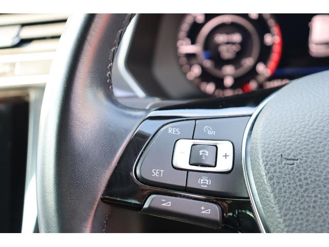 （ステアリングリモコン付）ステアリングリモコン付き本革巻きステアリングです。視線をそらさずにオーディオや燃費表示の操作が可能です。