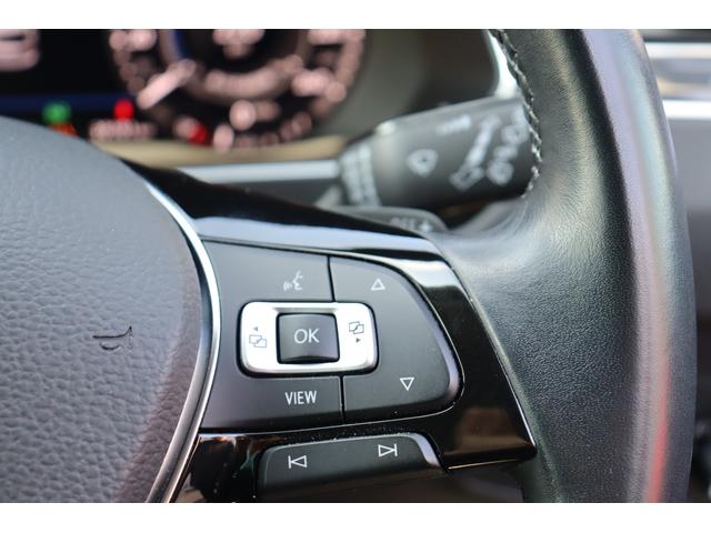 （ステアリングリモコン付）ステアリングリモコン付き本革巻きステアリングです。視線をそらさずにオーディオや燃費表示の操作が可能です。
