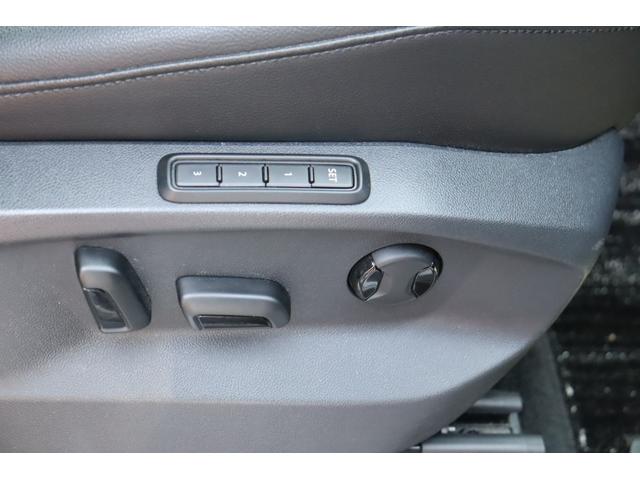 運転席：本革シート・シートヒーター・電動リクライニングシート。