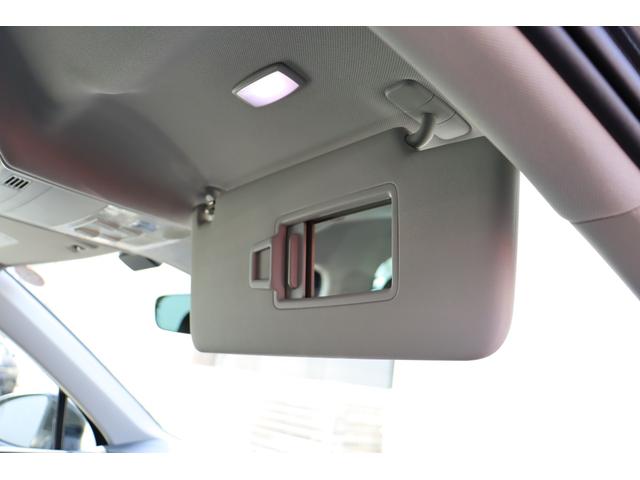 （サンバイザー）照明機能付きのサンバイザーです。夜間でも確認しやすくなっております。