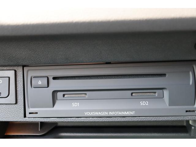 グローブボックスの上に各種スロットがございます。