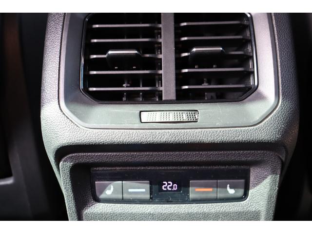 （３ゾーンオートエアコン）運転席、助手席、後席で温度を個別に調整可能です。それぞれの席で快適にお過ごし頂く事が可能です。