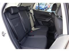 （運転席助手席）安全装備をオプションで追加するのは日本的発想。フォルクスワーゲン車はサイドエアバッグを全車標準で装備しております。 6