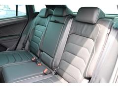 （運転席助手席）安全装備をオプションで追加するのは日本的発想。フォルクスワーゲン車はサイドエアバッグを全車標準で装備しております。全席レザーシートです。 5