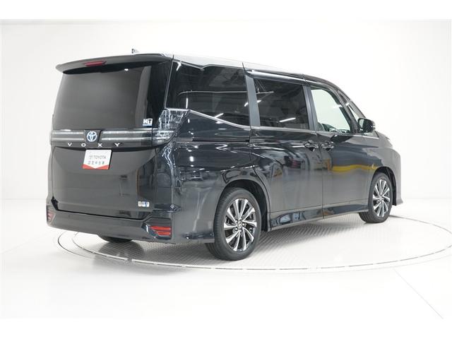 ヴォクシー ハイブリッドＳ－Ｚ　パワーウィンドウ　ＤＶＤ再生機能　インテリキー　横滑防止装置　地デジＴＶ　アクティブクルーズコントロール　１オナ　フルオートエアコン　リアカメラ　エアバッグ　ＡＢＳ　１００Ｖ充電　ナビＴＶ　ＷＡＣ（4枚目）