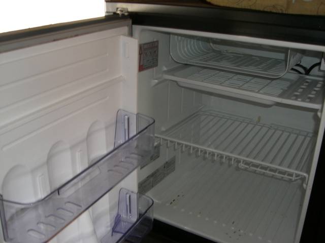 冷蔵庫内部。旅には必需品です！