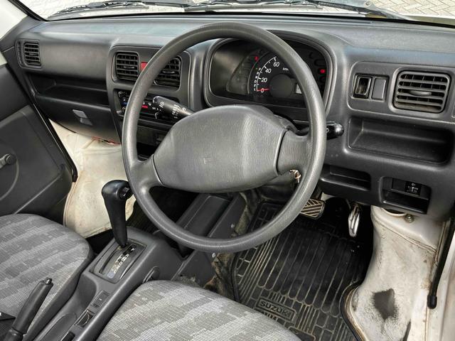 キャリイトラック ＫＣエアコン・パワステ　４ＷＤ　オートマ　点検記録簿　作業灯　荷台マット付き　エアコン　パワーステアリング　ラジオ　三方開　軽トラック（4枚目）