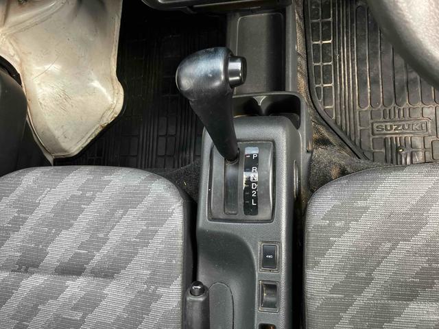 キャリイトラック ＫＣエアコン・パワステ　４ＷＤ　オートマ　点検記録簿　作業灯　荷台マット付き　エアコン　パワーステアリング　ラジオ　三方開　軽トラック（7枚目）