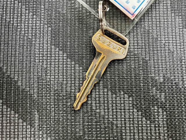 キャリイトラック ＫＣエアコン・パワステ　４ＷＤ　オートマ　点検記録簿　作業灯　荷台マット付き　エアコン　パワーステアリング　ラジオ　三方開　軽トラック（13枚目）