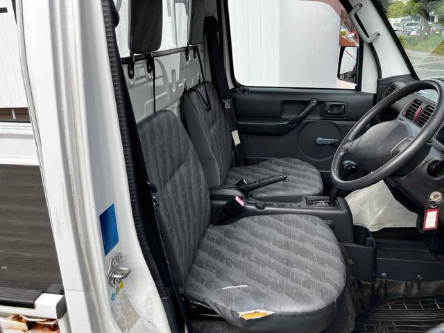 キャリイトラック ＫＣエアコン・パワステ　４ＷＤ　オートマ　点検記録簿　作業灯　荷台マット付き　エアコン　パワーステアリング　ラジオ　三方開　軽トラック（15枚目）