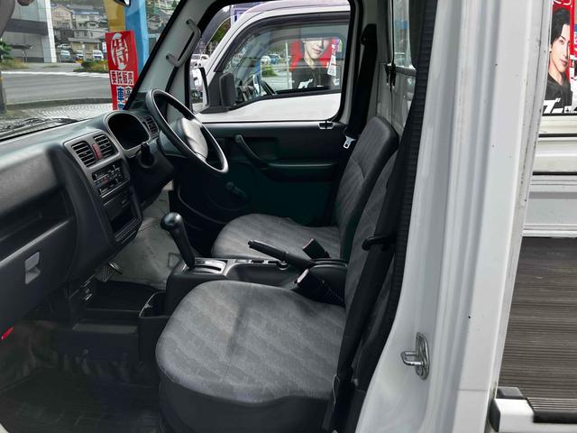 キャリイトラック ＫＣエアコン・パワステ　４ＷＤ　オートマ　点検記録簿　作業灯　荷台マット付き　エアコン　パワーステアリング　ラジオ　三方開　軽トラック（18枚目）