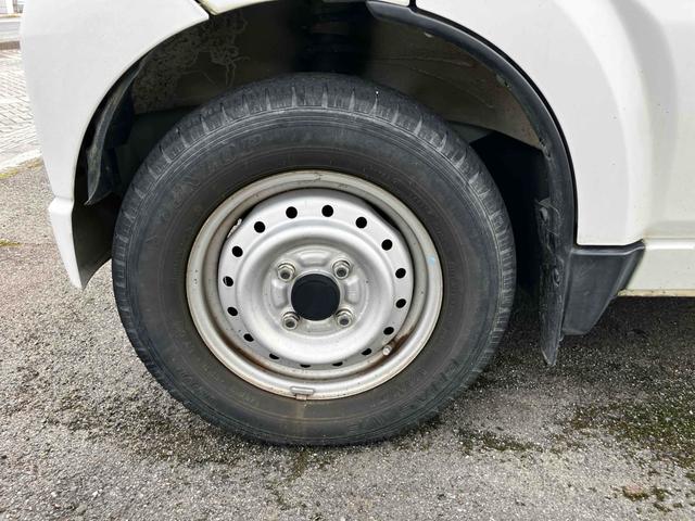 キャリイトラック ＫＣエアコン・パワステ　４ＷＤ　オートマ　点検記録簿　作業灯　荷台マット付き　エアコン　パワーステアリング　ラジオ　三方開　軽トラック（25枚目）