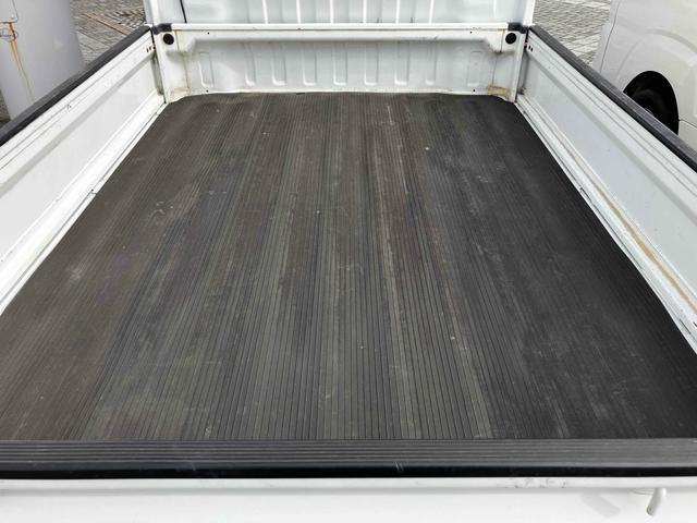 キャリイトラック ＫＣエアコン・パワステ　４ＷＤ　オートマ　点検記録簿　作業灯　荷台マット付き　エアコン　パワーステアリング　ラジオ　三方開　軽トラック（31枚目）