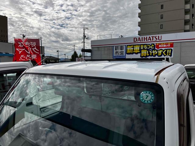 キャリイトラック ＫＣエアコン・パワステ　４ＷＤ　オートマ　点検記録簿　作業灯　荷台マット付き　エアコン　パワーステアリング　ラジオ　三方開　軽トラック（34枚目）