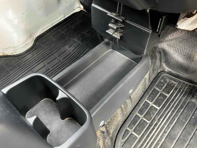 キャリイトラック ＫＣエアコン・パワステ　４ＷＤ　オートマ　点検記録簿　作業灯　荷台マット付き　エアコン　パワーステアリング　ラジオ　三方開　軽トラック（45枚目）