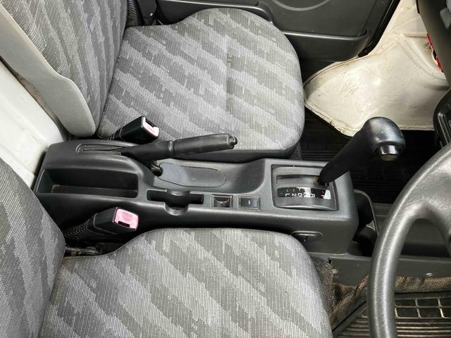 キャリイトラック ＫＣエアコン・パワステ　４ＷＤ　オートマ　点検記録簿　作業灯　荷台マット付き　エアコン　パワーステアリング　ラジオ　三方開　軽トラック（46枚目）