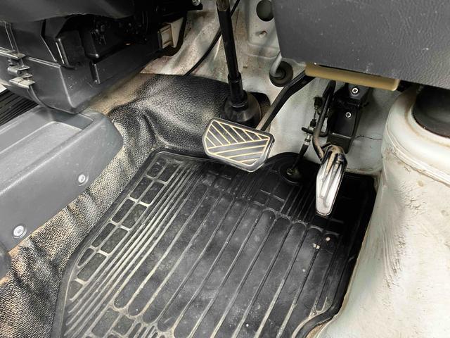 キャリイトラック ＫＣエアコン・パワステ　４ＷＤ　オートマ　点検記録簿　作業灯　荷台マット付き　エアコン　パワーステアリング　ラジオ　三方開　軽トラック（47枚目）
