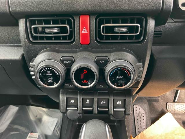 ジムニー XC 届出済未使用車 禁煙車 4WD 衝突被害軽減システム レーンアシスト LEDヘッドライト フォグライト シートヒーター スマートキー オートエアコン AW16インチ バックソナー クルーズコントロール(8枚目)