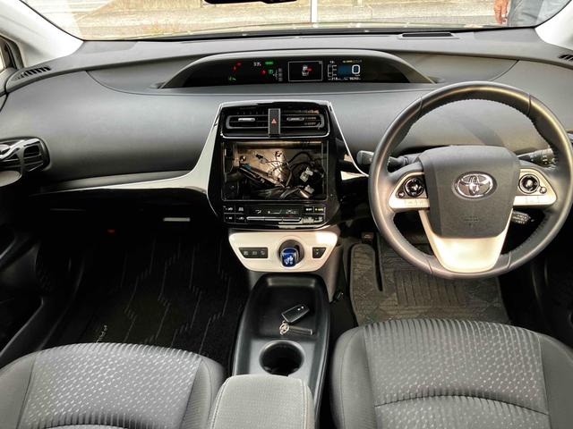 プリウス Ｓセーフティプラス　ワンオーナー　衝突被害軽減システム　レーンアシスト　ＥＴＣ　ナビ　バックカメラ　フルセグＴＶ　Ｂｌｕｅｔｏｏｔｈ　ＣＤ　ＤＶＤ　ＬＥＤヘッドライト　コーナーセンサー　スマートキー　ＡＷ１５インチ（4枚目）