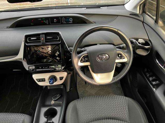 プリウス Ｓセーフティプラス　ワンオーナー　衝突被害軽減システム　レーンアシスト　ＥＴＣ　ナビ　バックカメラ　フルセグＴＶ　Ｂｌｕｅｔｏｏｔｈ　ＣＤ　ＤＶＤ　ＬＥＤヘッドライト　コーナーセンサー　スマートキー　ＡＷ１５インチ（42枚目）