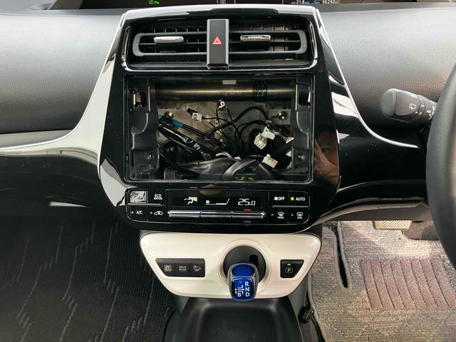 プリウス Ｓセーフティプラス　ワンオーナー　衝突被害軽減システム　レーンアシスト　ＥＴＣ　ナビ　バックカメラ　フルセグＴＶ　Ｂｌｕｅｔｏｏｔｈ　ＣＤ　ＤＶＤ　ＬＥＤヘッドライト　コーナーセンサー　スマートキー　ＡＷ１５インチ（43枚目）