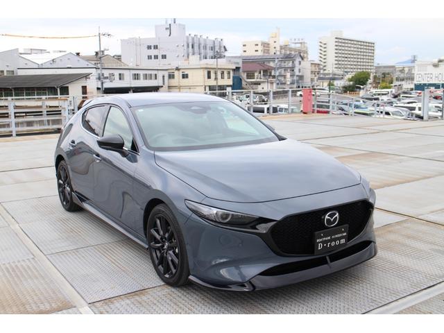 MAZDA3ファストバック 15S レトロスポーツエディション マシーングレープレミアムメタリック F/R/Sアンダースポイラー・ルーフスポイラー ETC 360度カメラ バック&フロントカメラ ナビ連動型前後ドラレコ シートヒーター BOSEサウンド 禁煙車(2枚目)