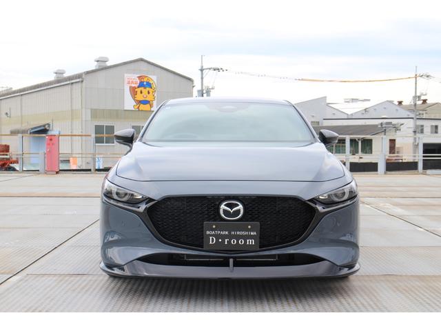 MAZDA3ファストバック 15S レトロスポーツエディション マシーングレープレミアムメタリック F/R/Sアンダースポイラー・ルーフスポイラー ETC 360度カメラ バック&フロントカメラ ナビ連動型前後ドラレコ シートヒーター BOSEサウンド 禁煙車(3枚目)