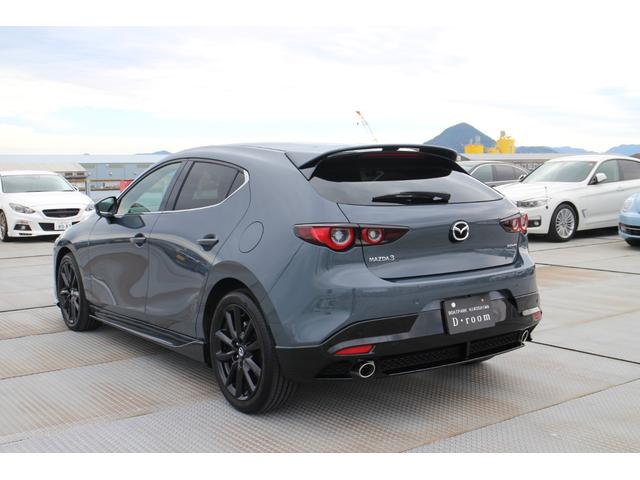 MAZDA3ファストバック 15S レトロスポーツエディション マシーングレープレミアムメタリック F/R/Sアンダースポイラー・ルーフスポイラー ETC 360度カメラ バック&フロントカメラ ナビ連動型前後ドラレコ シートヒーター BOSEサウンド 禁煙車(4枚目)