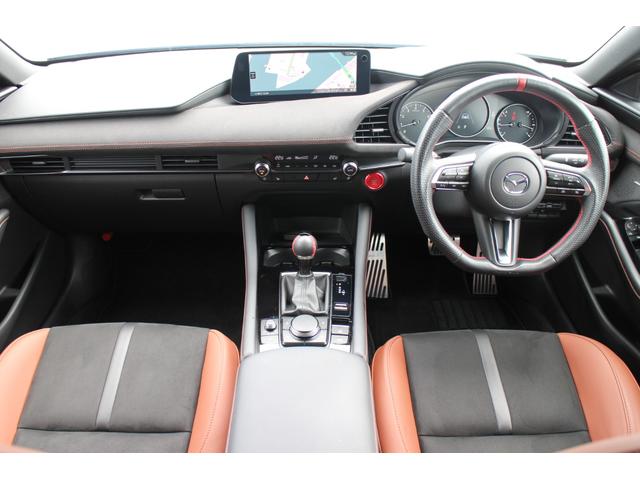 MAZDA3ファストバック 15S レトロスポーツエディション マシーングレープレミアムメタリック F/R/Sアンダースポイラー・ルーフスポイラー ETC 360度カメラ バック&フロントカメラ ナビ連動型前後ドラレコ シートヒーター BOSEサウンド 禁煙車(5枚目)