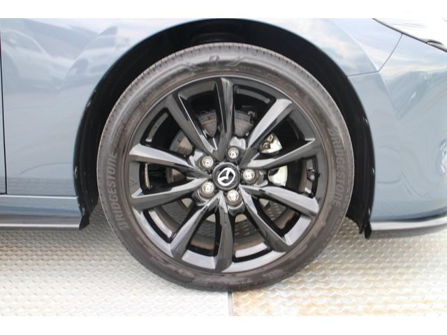 MAZDA3ファストバック 15S レトロスポーツエディション マシーングレープレミアムメタリック F/R/Sアンダースポイラー・ルーフスポイラー ETC 360度カメラ バック&フロントカメラ ナビ連動型前後ドラレコ シートヒーター BOSEサウンド 禁煙車(31枚目)