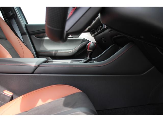 MAZDA3ファストバック 15S レトロスポーツエディション マシーングレープレミアムメタリック F/R/Sアンダースポイラー・ルーフスポイラー ETC 360度カメラ バック&フロントカメラ ナビ連動型前後ドラレコ シートヒーター BOSEサウンド 禁煙車(60枚目)