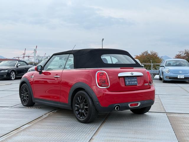 ＭＩＮＩ クーパー　コンバーチブル　純正ナビ　バックカメラ　クリアランスソナー　インテリジェントセーフティ　黒革シート　シートヒーター　ＬＥＤヘッドライト　ドライビングモード　ＥＴＣ　クルーズコントロール　ドラレコ　ＪＣＷステアリング（5枚目）