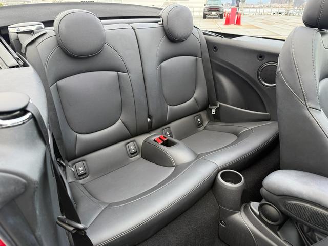 ＭＩＮＩ クーパー　コンバーチブル　純正ナビ　バックカメラ　クリアランスソナー　インテリジェントセーフティ　黒革シート　シートヒーター　ＬＥＤヘッドライト　ドライビングモード　ＥＴＣ　クルーズコントロール　ドラレコ　ＪＣＷステアリング（9枚目）